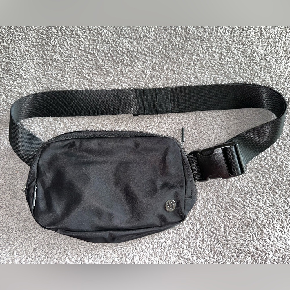 Lululemon Everywhere Belt Bag